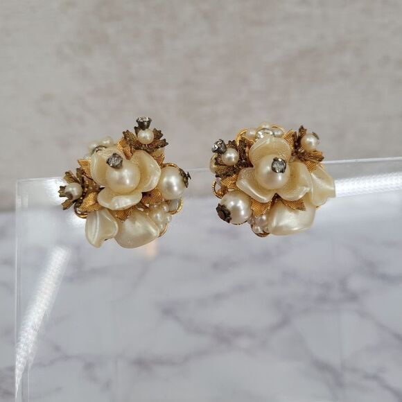 Beau Jewels Gold Toned Filigree Vtg Cluster Clip On Earrings Faux Pearl Shells - Picture 2 of 14